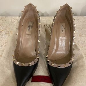 VALENTINO
Leather Studded Accents Pumps